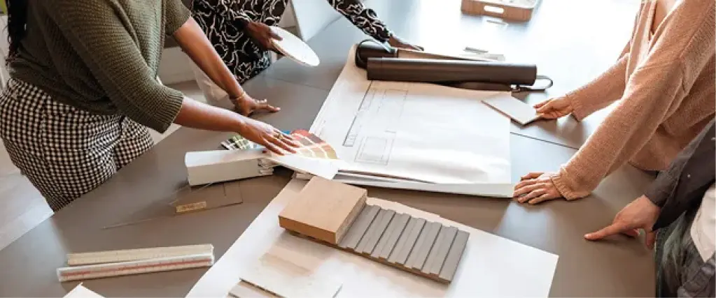 Planung einer Einbauküche mit Farbmustern, Holzmustern und Bauplan auf einem Tisch. Beratungssituation für moderne Küchenplanung mit Auswahl von Oberflächen, Arbeitsplatten und Fronten für eine individuelle Küche.